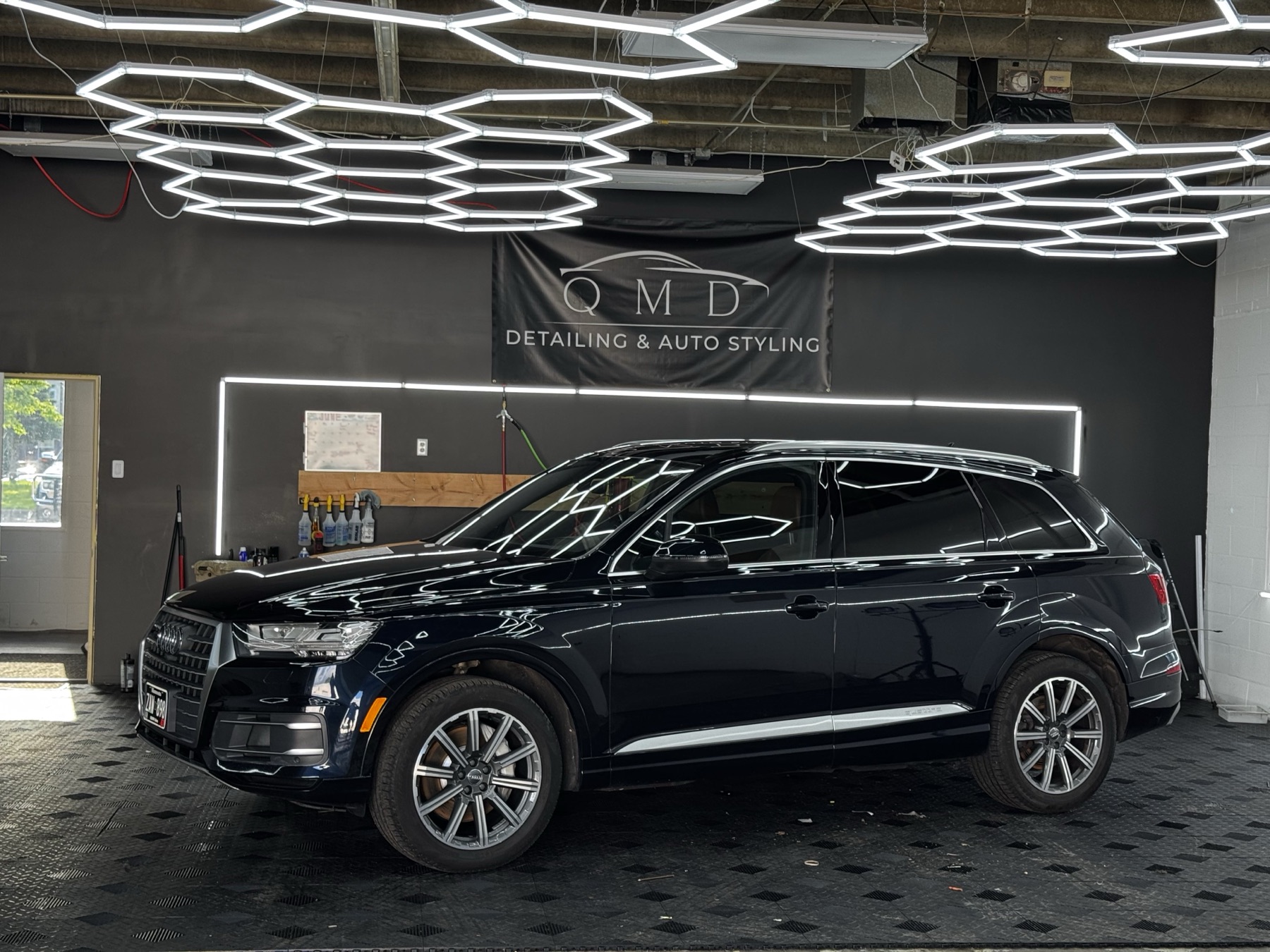 Dark blue Audi Q7 in the QMD studio